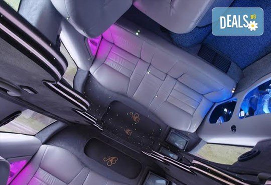 Лукс! Едночасова разходка на цялата компания с холивудска стреч-лимузина от Vivaldi Limousines и San Diego Limousines - Снимка 6