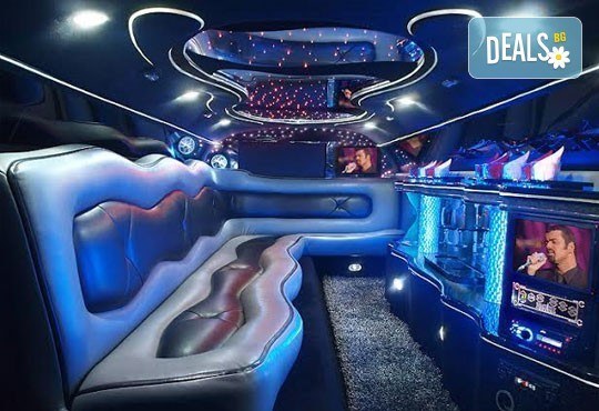 Лукс! Едночасова разходка на цялата компания с холивудска стреч-лимузина от Vivaldi Limousines и San Diego Limousines - Снимка 8