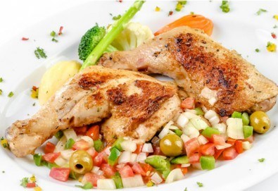 Перфектното обедно меню! Топла супа и основно ястие по избор от менюто на БИСТРО Мамбо в центъра на София