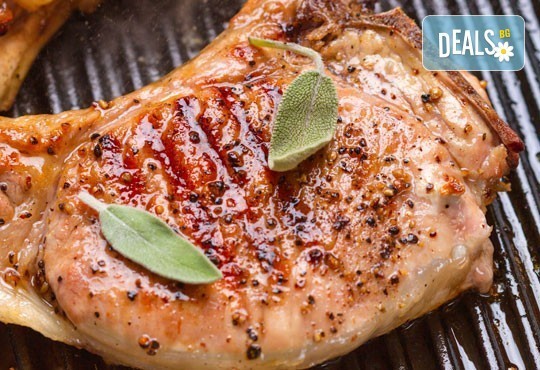 Две пържоли на супер цена! Свинска вратна пържола или пилешко филенце с домашни картофки в Ресторант Balito 3 в жк Надежда - Снимка 2