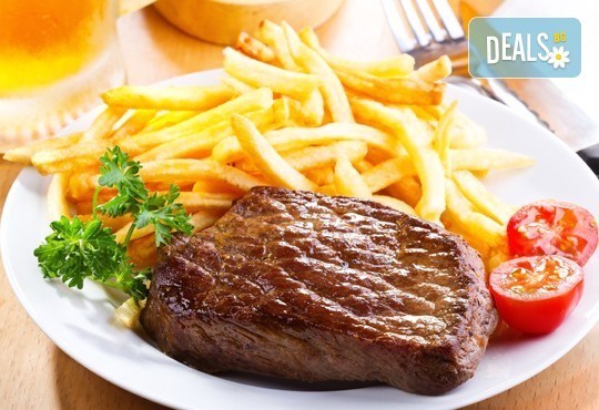 Две пържоли на супер цена! Свинска вратна пържола или пилешко филенце с домашни картофки в Ресторант Balito 3 в жк Надежда - Снимка 1