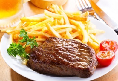 Две пържоли на супер цена! Свинска вратна пържола или пилешко филенце с домашни картофки в Ресторант Balito 3 в жк Надежда