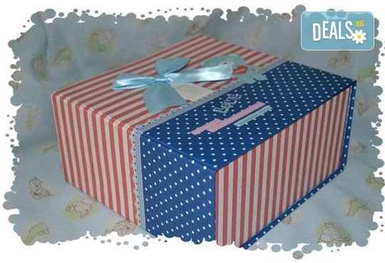 Сет от празнични сладкиши за бебешко парти от сладкарница Пчела - 6 декорирани захарни мъфина и 6 декорирани бисквитки в луксозна подаръчна кутия! - Снимка 3