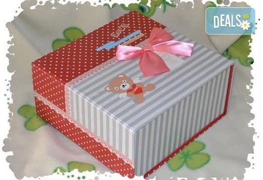 Сет от празнични сладкиши за бебешко парти от сладкарница Пчела - 6 декорирани захарни мъфина и 6 декорирани бисквитки в луксозна подаръчна кутия! - Снимка 4