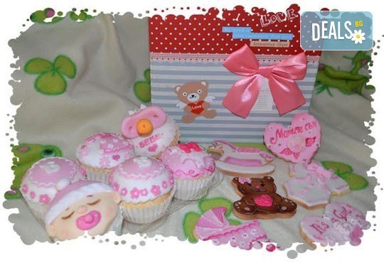 Сет от празнични сладкиши за бебешко парти от сладкарница Пчела - 6 декорирани захарни мъфина и 6 декорирани бисквитки в луксозна подаръчна кутия! - Снимка 2