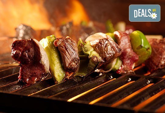 Диви нощи в Р-т Balito 3 в жк Надежда! Един килограм скара асорти, 600 гр. гарнитура, бутилка вино + музика на живо всеки уикенд - Снимка 3