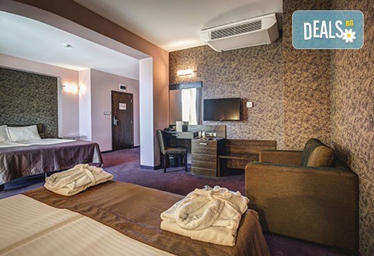 Свети Валентин в хотел Будапеща 3* в София! 1 нощувка с английска закуска и романтична вечеря за двама, кутия шоколадови бонбони и бутилка вино! - Снимка 5