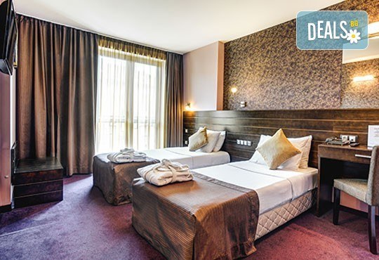 Свети Валентин в хотел Будапеща 3* в София! 1 нощувка с английска закуска и романтична вечеря за двама, кутия шоколадови бонбони и бутилка вино! - Снимка 7
