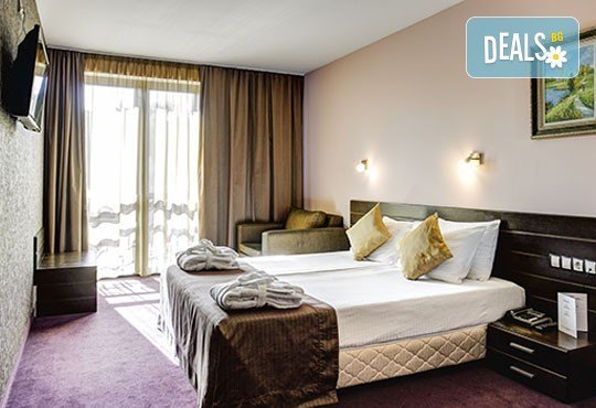 Свети Валентин в хотел Будапеща 3* в София! 1 нощувка с английска закуска и романтична вечеря за двама, кутия шоколадови бонбони и бутилка вино! - Снимка 2