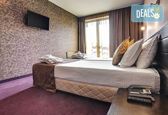 Свети Валентин в хотел Будапеща 3* в София! 1 нощувка с английска закуска и романтична вечеря за двама, кутия шоколадови бонбони и бутилка вино! - Снимка 8