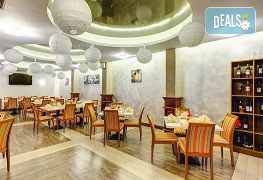 Свети Валентин в хотел Будапеща 3* в София! 1 нощувка с английска закуска и романтична вечеря за двама, кутия шоколадови бонбони и бутилка вино! - Снимка 3