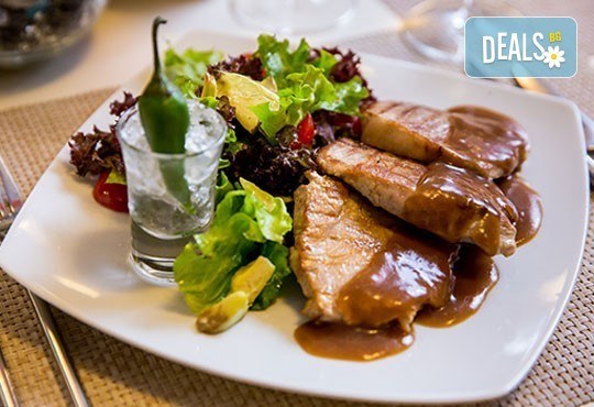 Свети Валентин в хотел Будапеща 3* в София! 1 нощувка с английска закуска и романтична вечеря за двама, кутия шоколадови бонбони и бутилка вино! - Снимка 11