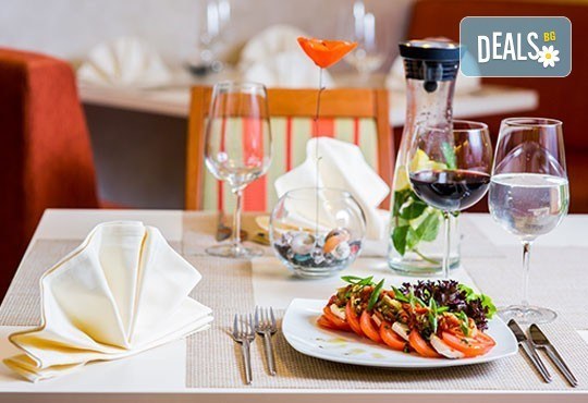 Свети Валентин в хотел Будапеща 3* в София! 1 нощувка с английска закуска и романтична вечеря за двама, кутия шоколадови бонбони и бутилка вино! - Снимка 12