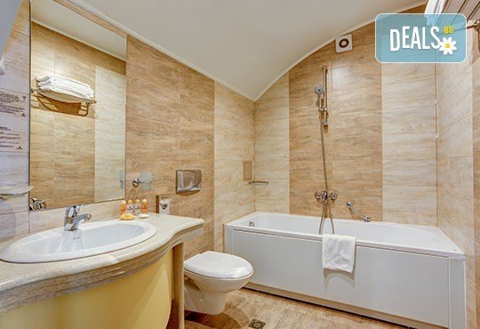 Свети Валентин в хотел Будапеща 3* в София! 1 нощувка с английска закуска и романтична вечеря за двама, кутия шоколадови бонбони и бутилка вино! - Снимка 4