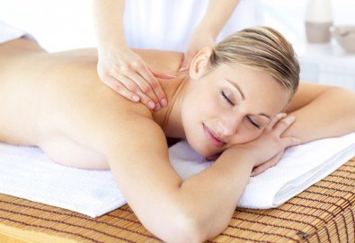 Балансирайте тялото си и забравете стреса! 60-минутен релаксиращ арома масаж с лавандула в Wellness Place BEL!