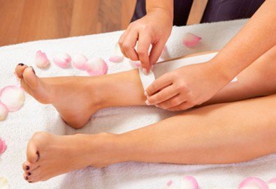 Копринена кожа! Кола маска на половин крака и мишници от салон за красота Чармо в Редута!