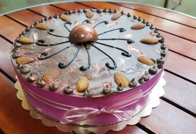 Перфектна за празници! Баварска торта с белгийски млечен шоколад от Сладкарница Орхидея