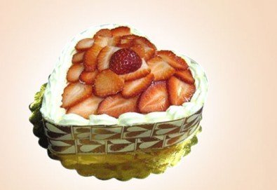 Романтично предложение! Торта сърце с ягоди, крем и сметана за всички влюбени от Сладкарница Орхидея!