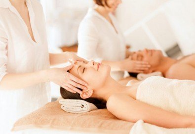 За влюбени! Луксозна терапия за двама: релаксиращ масаж за него и терапия за лице за нея в Senses Massage & Recreation