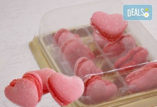 Сладък подарък за Свети Валентин! 2 или 8 френски макарона с форма на сърце в луксозна кутийка от сладкарница Сладост! - Снимка 1