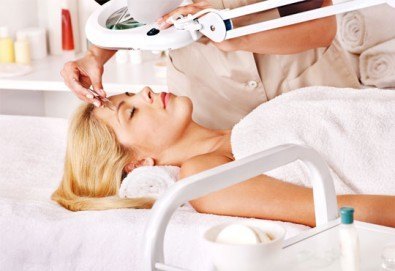 Ултразвуково почистване на лице, масаж, хидратация с кислород и витаминен коктейл+оформяне на вежди от Дерматокозметични центрове''Енигма''