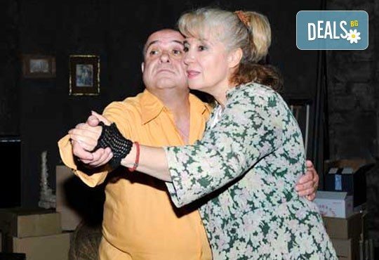 Гледайте комедията ''Да утепаме бабето'' на 15.03. от 19 ч. в Театър Открита сцена Сълза и смях - 1 билет! - Снимка 2