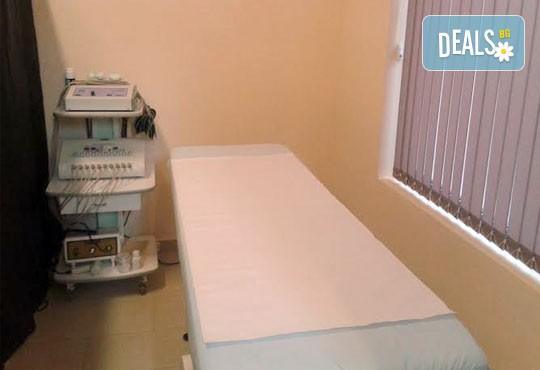 За стегната и красива кожа! Хигиенно-козметичен масаж и колагенова маска на лице, шия и деколте в салон за красота АБ! - Снимка 5