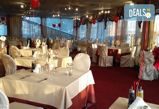 Дипломатически клуб Глория Палас Ви кани на празнична вечеря по случай 8-ми Март! Богато четиристепенно меню, латино танцьори, DJ програма с DJ DANNY, нощувка и много романтика - Снимка 8