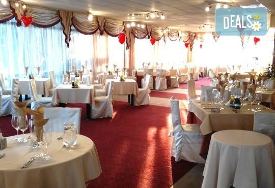 Дипломатически клуб Глория Палас Ви кани на празнична вечеря по случай 8-ми Март! Богато четиристепенно меню, латино танцьори, DJ програма с DJ DANNY, нощувка и много романтика - Снимка 7