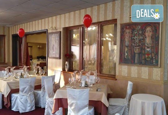 Дипломатически клуб Глория Палас Ви кани на празнична вечеря по случай 8-ми Март! Богато четиристепенно меню, латино танцьори, DJ програма с DJ DANNY, нощувка и много романтика - Снимка 5