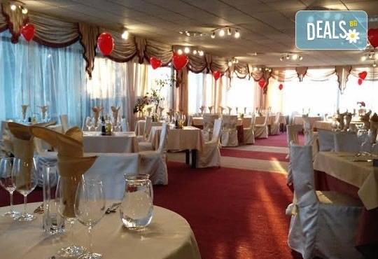 Дипломатически клуб Глория Палас Ви кани на празнична вечеря по случай 8-ми Март! Богато четиристепенно меню, латино танцьори, DJ програма с DJ DANNY, нощувка и много романтика - Снимка 6
