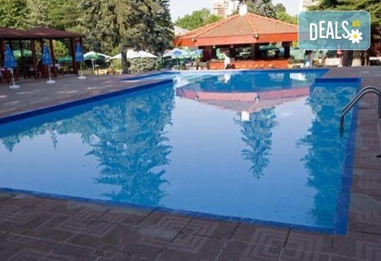 Дипломатически клуб Глория Палас Ви кани на празнична вечеря по случай 8-ми Март! Богато четиристепенно меню, латино танцьори, DJ програма с DJ DANNY, нощувка и много романтика - Снимка 10