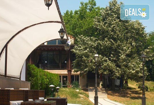 Дипломатически клуб Глория Палас Ви кани на празнична вечеря по случай 8-ми Март! Богато четиристепенно меню, латино танцьори, DJ програма с DJ DANNY, нощувка и много романтика - Снимка 3