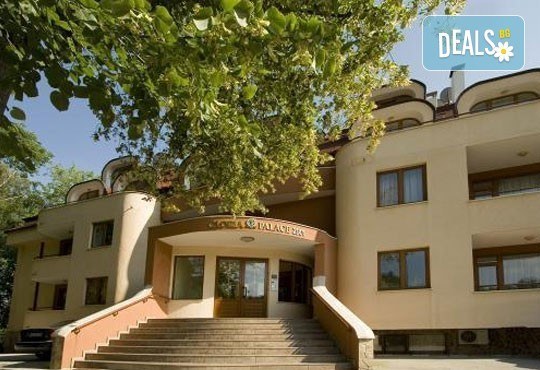 Дипломатически клуб Глория Палас Ви кани на празнична вечеря по случай 8-ми Март! Богато четиристепенно меню, латино танцьори, DJ програма с DJ DANNY, нощувка и много романтика - Снимка 2