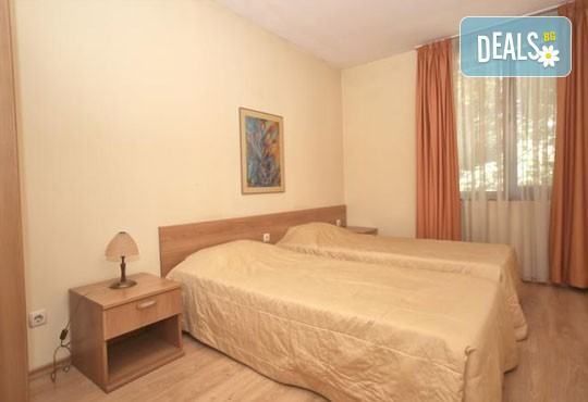 Дипломатически клуб Глория Палас Ви кани на празнична вечеря по случай 8-ми Март! Богато четиристепенно меню, латино танцьори, DJ програма с DJ DANNY, нощувка и много романтика - Снимка 14