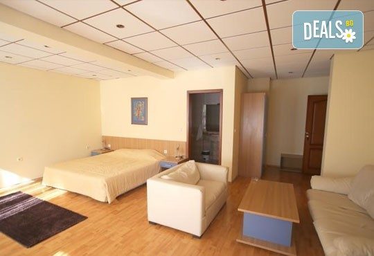 Дипломатически клуб Глория Палас Ви кани на празнична вечеря по случай 8-ми Март! Богато четиристепенно меню, латино танцьори, DJ програма с DJ DANNY, нощувка и много романтика - Снимка 19