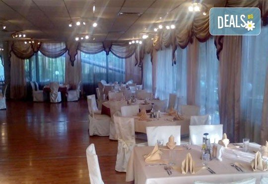 Дипломатически клуб Глория Палас Ви кани на празнична вечеря по случай 8-ми Март! Богато четиристепенно меню, латино танцьори, DJ програма с DJ DANNY, нощувка и много романтика - Снимка 17