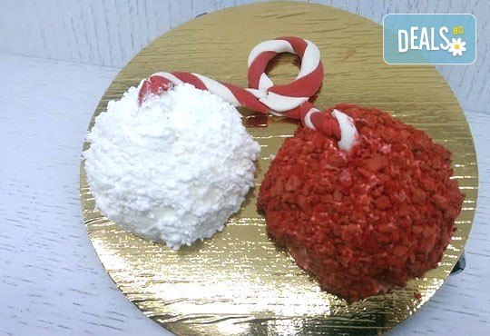 Сладка мартеница с пухкав крем от френска сметана, ванилов пандишпан и ароматна ягода в сладкарница Сладост! - Снимка 1