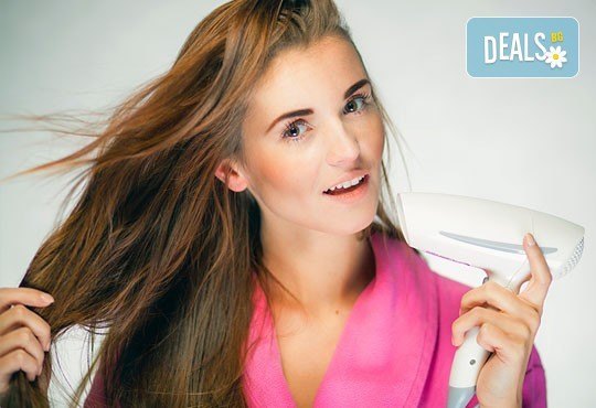 Подстригване, масажно измиване на косата, подхранваща маска и оформяне със сешоар по избор в студио за красота Лили, Варна! - Снимка 2