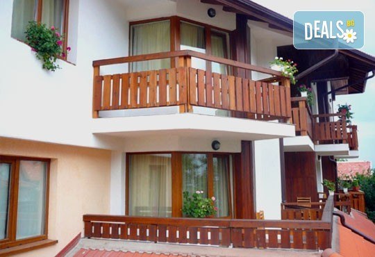 Романтика през пролетта в Банско! 4 нощувки и 1 бонус в Кралев двор 3* със закуски и вечеря, бутилка вино и плодове! - Снимка 2