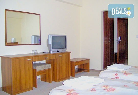 Романтика през пролетта в Банско! 4 нощувки и 1 бонус в Кралев двор 3* със закуски и вечеря, бутилка вино и плодове! - Снимка 3