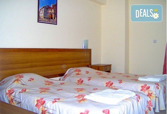 Романтика през пролетта в Банско! 4 нощувки и 1 бонус в Кралев двор 3* със закуски и вечеря, бутилка вино и плодове! - Снимка 4