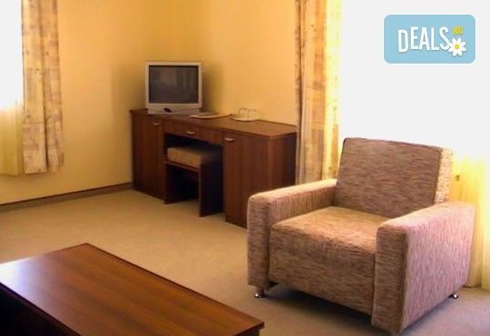 Романтика през пролетта в Банско! 4 нощувки и 1 бонус в Кралев двор 3* със закуски и вечеря, бутилка вино и плодове! - Снимка 5