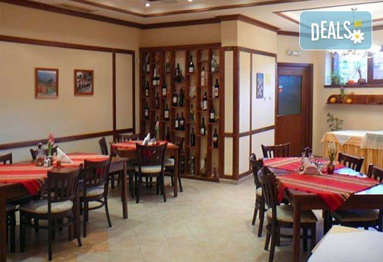 Романтика през пролетта в Банско! 4 нощувки и 1 бонус в Кралев двор 3* със закуски и вечеря, бутилка вино и плодове! - Снимка 6
