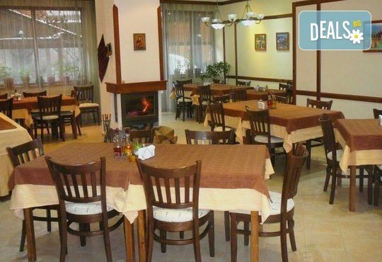 Романтика през пролетта в Банско! 4 нощувки и 1 бонус в Кралев двор 3* със закуски и вечеря, бутилка вино и плодове! - Снимка 7