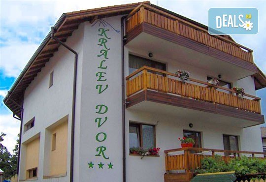 Романтика през пролетта в Банско! 4 нощувки и 1 бонус в Кралев двор 3* със закуски и вечеря, бутилка вино и плодове! - Снимка 1