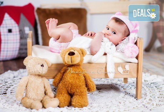 Бебешка и семейна фотосесия в студио с 12 обработени кадъра от Приказните снимки! - Снимка 12