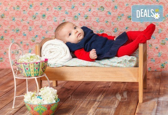 Бебешка и семейна фотосесия в студио с 12 обработени кадъра от Приказните снимки! - Снимка 14