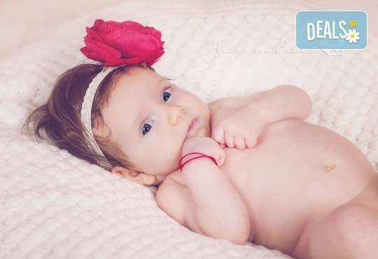 Бебешка и семейна фотосесия в студио с 12 обработени кадъра от Приказните снимки! - Снимка 3