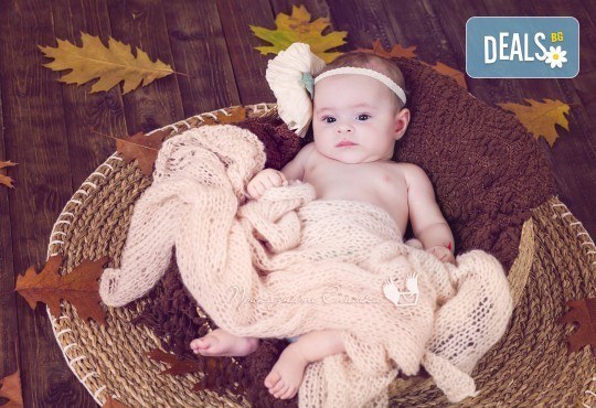 Бебешка и семейна фотосесия в студио с 12 обработени кадъра от Приказните снимки! - Снимка 18